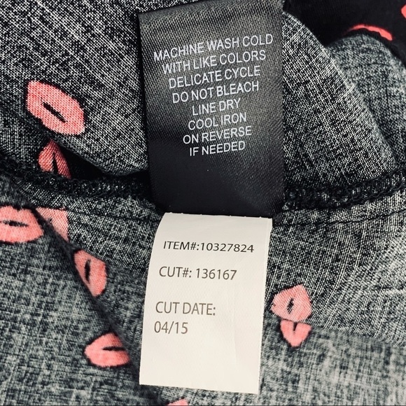 Torrid Lips Kisses Print Challis Skater Skirt 1X - Picture 7 of 10